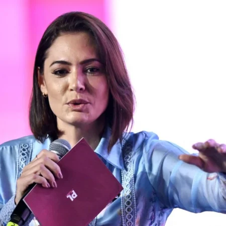 Pesquisa indica Michelle Bolsonaro à frente na corrida pelo Senado no DF