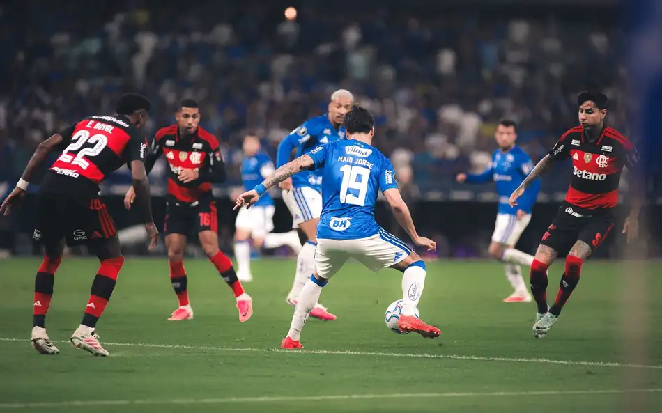 Hoje tem Flamengo x Cruzeiro: onde assistir ao vivo, horário e escalações