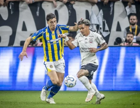 VIDEO: Com um expulso, Corinthians vence Rosario Central e avança na Liberta