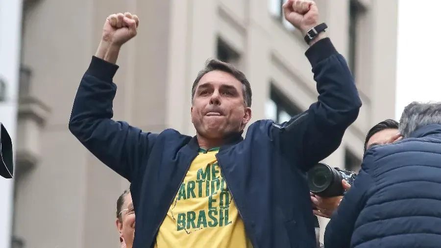 Flávio Bolsonaro cumpre agenda de campanha com motocarreata e comício em Vitória da Conquista