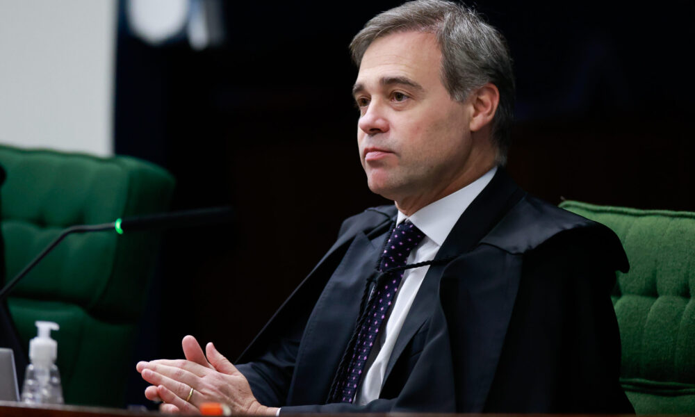 Pesquisa indica que 75% da base de Flávio e 21% dos lulistas apoiam atuação de Mendonça
