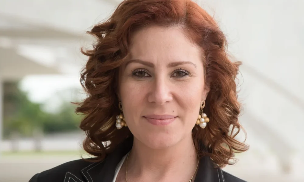 Defesa de Carla Zambelli aciona o STF por salvo-conduto para votação no Brasil