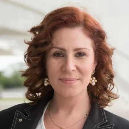 Defesa de Carla Zambelli aciona o STF por salvo-conduto para votação no Brasil