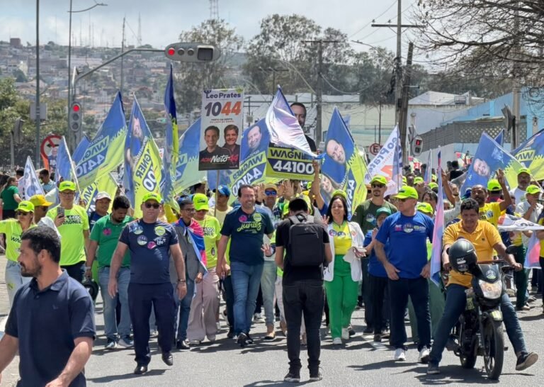 Wagner Alves prestigia desfile de 7 de Setembro ao lado de comitiva de apoiadores