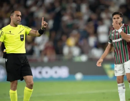 Lateral do Fluminense critica arbitragem de clássico e cobra punição a juiz