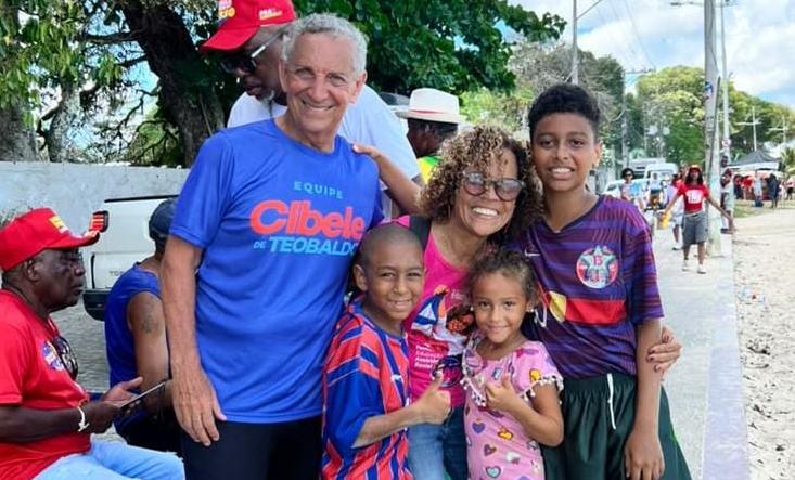 Cibele de Teobaldo é recebida com carinho e entusiasmo em caminhada por ruas de Salvador