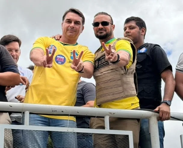 VÍDEO: Em live, Flávio Bolsonaro se impressiona com público em Vitória da Conquista e fortalece campanha no Nordeste