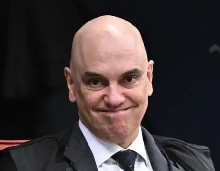 Alexandre de Moraes alega impedimento em processo que cita sua esposa