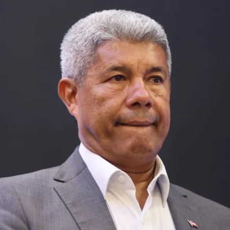 Gestão Jerônimo registra queda bilionária no caixa e projeta rombo nas contas da Bahia, revela Folha