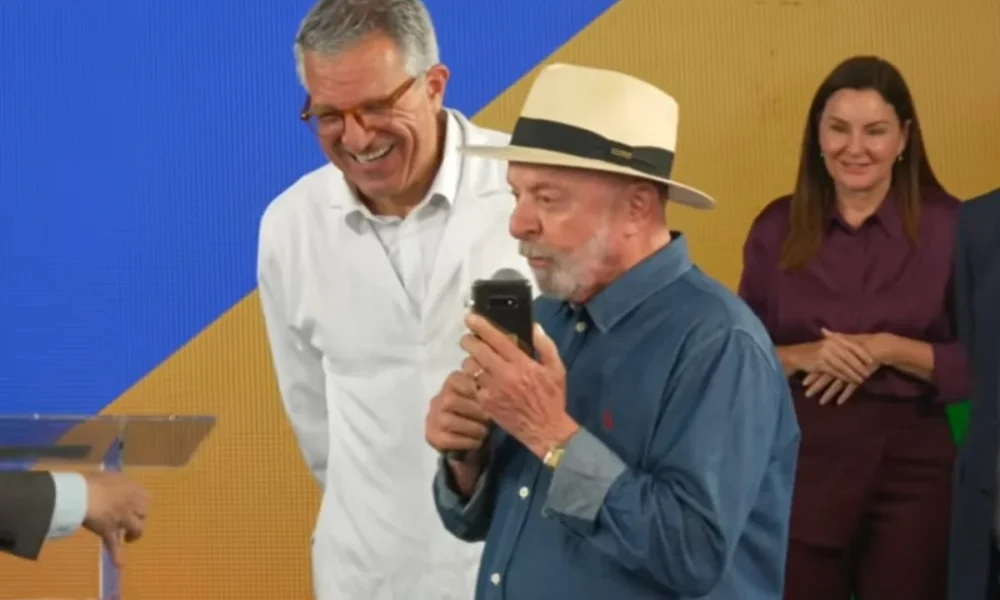 Durante evento no Pará, Lula tenta chamada ao vivo com Flávio Dino e atitude vira alvo de críticas da oposição