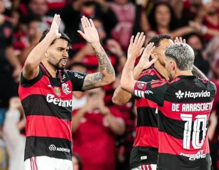 Flamengo supera formação reserva do Corinthians sob chuva no Maracanã e recupera liderança