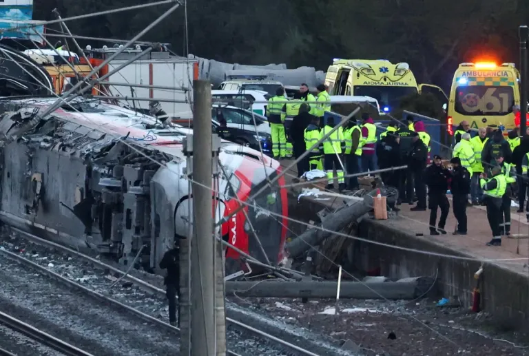 Grave acidente entre trens de alta velocidade deixa dezenas de mortos e quase 180 feridos na Espanha