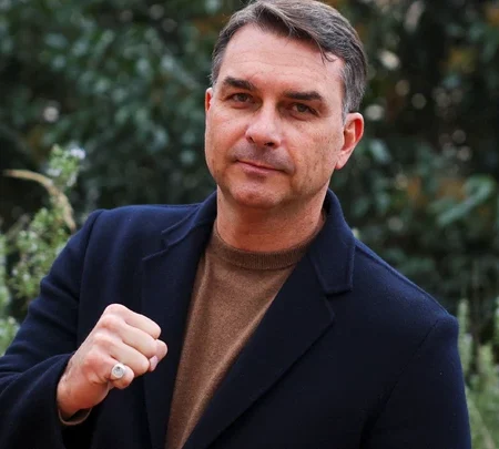 Portal argentino diz que Flávio Bolsonaro foi ao país vizinho para embarcar rumo aos EUA;