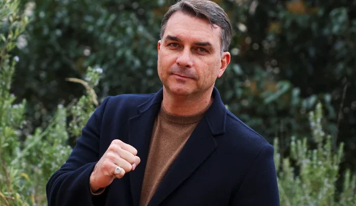 Portal argentino diz que Flávio Bolsonaro foi ao país vizinho para embarcar rumo aos EUA;