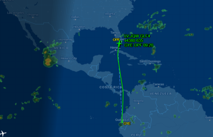 Aeronave com senador Flávio Bolsonaro e familiares aterrissa em Miami