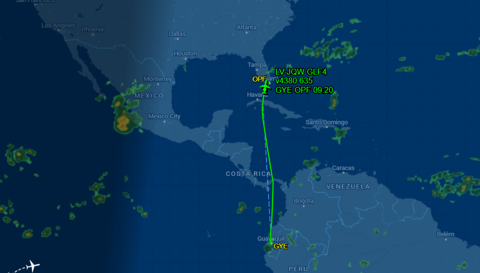 Aeronave com senador Flávio Bolsonaro e familiares aterrissa em Miami