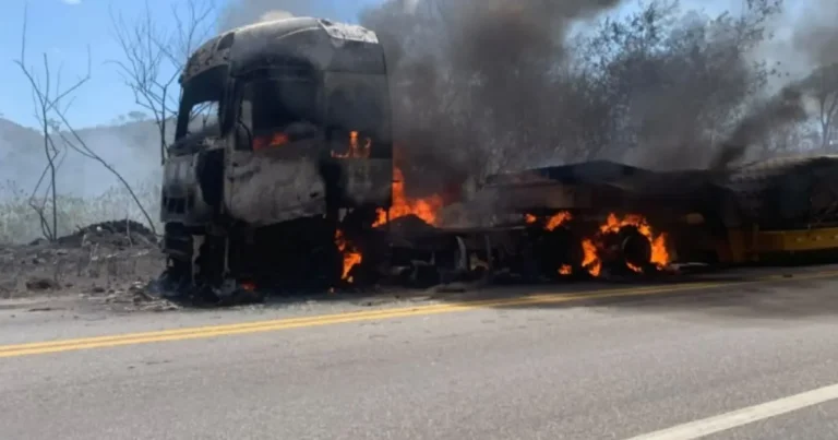 Carreta que transportava maquinário é consumida por fogo na BR-116, na Serra do Mutum