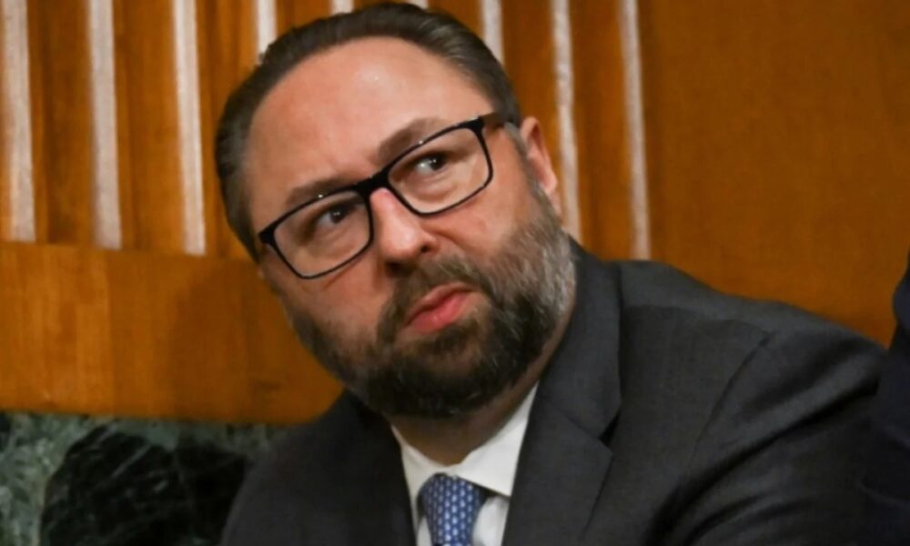 Ex-assessor de Donald Trump contesta ampliação de horário de votação ordenada por Zanin