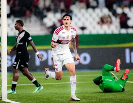 Flamengo atropela o Vasco por 4 a 1 e dispara no topo da tabela do Brasileirão