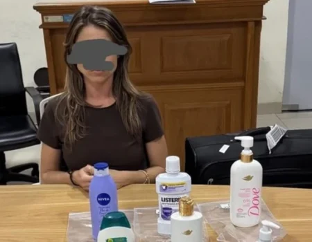 Brasileira é detida na Indonésia ao tentar entrar com cocaína líquida camuflada em frascos de higiene