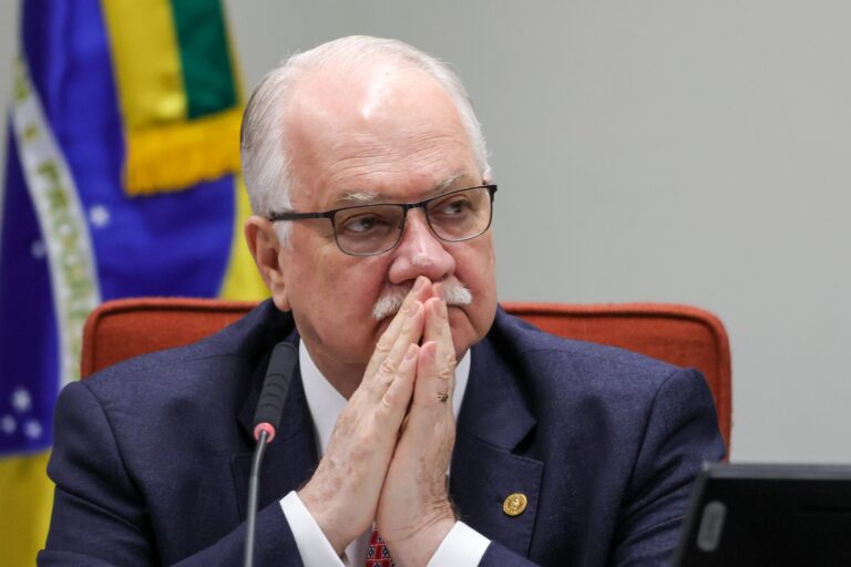 PF encontra cinco ministros do STF em celular de Vorcaro e aguarda posição de Fachin