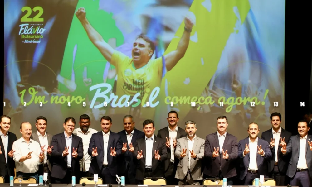 Em ato com 14 governadores, Flávio prega cautela no 2º turno e promete diálogo com gestores neutros