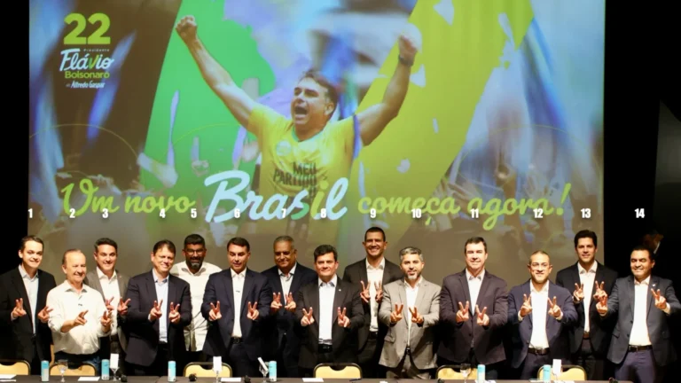 Em ato com 14 governadores, Flávio prega cautela no 2º turno e promete diálogo com gestores neutros