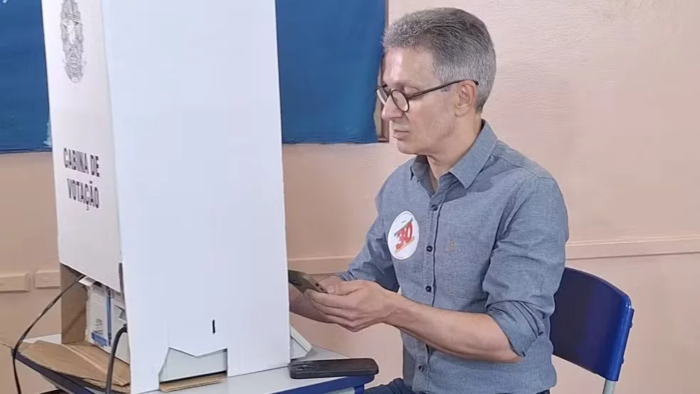 Em Araxá, Zema descumpre norma eleitoral e acessa cabine de votação com aparelho celular